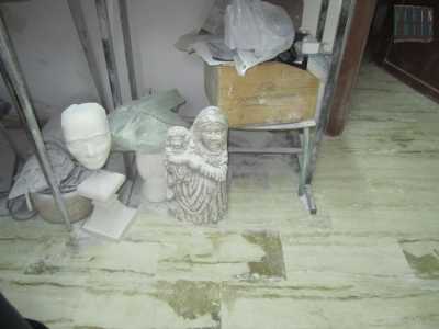 Una piccola statua raffigurante la Madonna con il Bambino